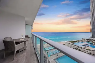 Image de Ventur Luxe Condo l Oceanview | Gym, Beach Access
