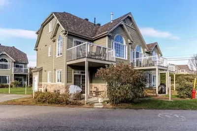 Image de Piscine Creusé | Condo Spacieux  | Horizons