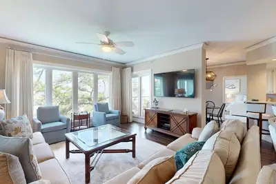 Image de Gorgeous Third Floor Three Bedroom Oceanfront Oasis