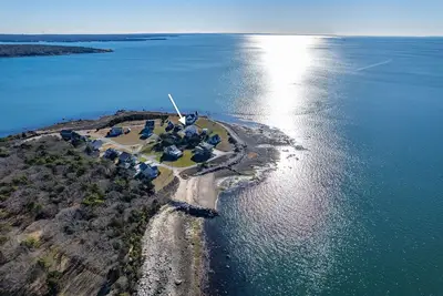 Image de Oceanfront Pocasset Home: Beach, Hot Tub & Fire Pit
