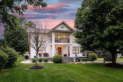 Image de Discount avail! Hot tub, firepit, grill & game room—patio fun!