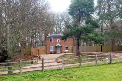 Image de Cosgrove Cottage is nestled on the beautiful and secluded Langham Hall Estate