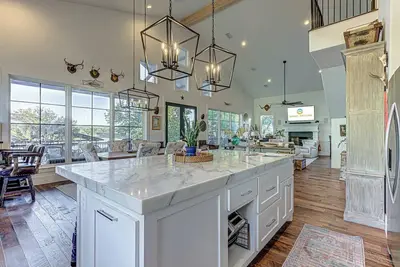 Image de Immaculate Waterfront Home for 16 w/ Private Dock!