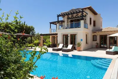 Image de Luxurious Villa Overlooking Golf Course With Pool