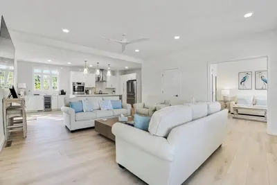 Image de Ocean Outlook – Modern Home for 8 Just Mins from Beaches & Landmarks!