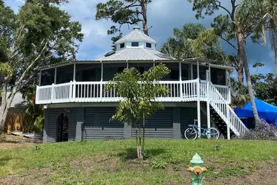 Image de Cozy Treehouse-One-of a kind stay-only 5 minutes to beach. Beach gear included!