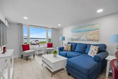 Waterfront Deluxe 1 Bedroom Condo Downtown Ch'town