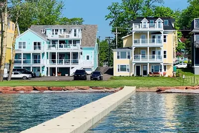 Image de Beautiful Waterfront 2 Bdrm Condo Downtown Ch'town