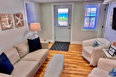 Waterfront Cozy 1 Bedroom  Condo Downtown Ch'town
