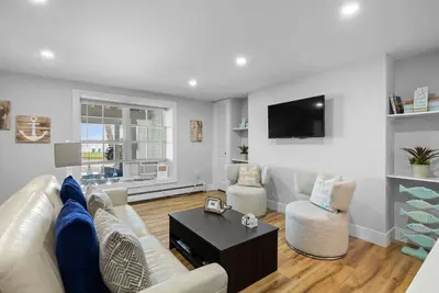 Waterfront Deluxe King Suite Condo Downtown Chtown