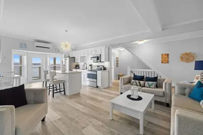 Image de Beautiful Waterfront 2 Bdrm Condo Downtown Ch'town