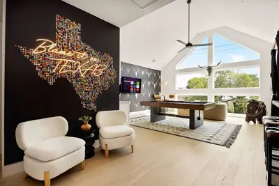 Image de Modern Luxe South Lamar Retreat with Heated Pool, Game Room, and Outdoor Theater