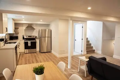 Image de Broken Oak B · Designer Dream Suite-2 bed/1 bed in Forest Heights