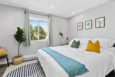 Image de Howard C · Fresh Suite - 2 Bed w/ Parking, Wifi, Smart Tv