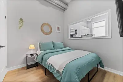 Designer Loft • 1br • Exposed Brick • Bay Windows