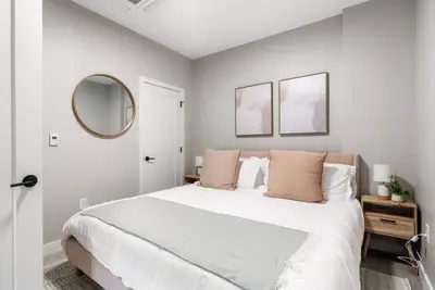 Image de 2-Bedroom Apt Near Uc | Downtown Location + Wifi