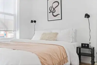 Image de Boutique Loft in Downtown Peterborough | 2br