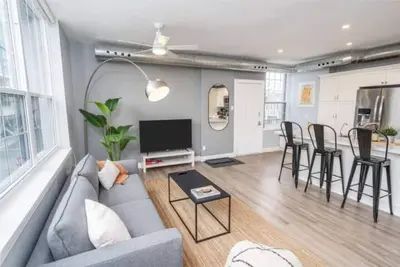 Image de 2 bed•work desk•close to Brant St Pier•Go station