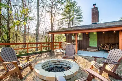 Peaceful Heights with Cozy Decks and Smart Tv!