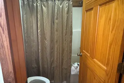 Image de 4 Moose Lodge Romantic Log Cabin in the woods. Hot Tub & Wood Burning Fire Place