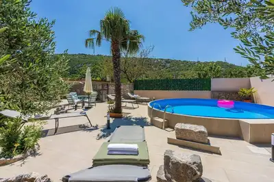 Image de Villa adaptée aux chiens avec piscine privée, douche extérieure, barbecue et nombreux sentiers de randonnée dans les environs