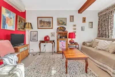 Image de Colour Pop Cottage A Vibrant Courtyard Retreat