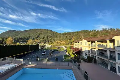 Image de Sicamous - Spacious canal front condo with boat slip