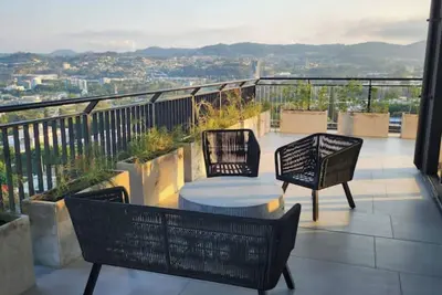 Image de Vista Luxe: Luxury Oasis in the Heart of the City