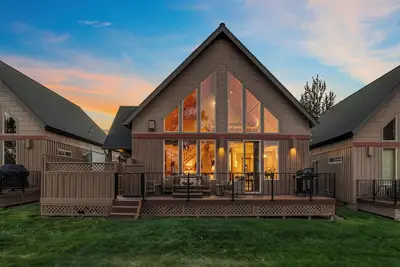 Image de Pinewood Chalet in Eagle Crest on Golf Course - Hot Tub