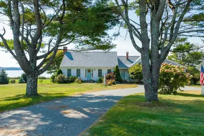 Image de SeaMeadow Cottage. Spacious, Deck, Bay Views and a 3 min walk to the Beach.