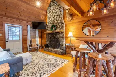 Cozy Cabin in Peaceful Townsend by Smoky Mountains! Pool-Hot tub-Views-Wifi