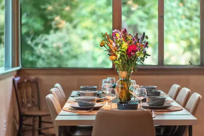 Image de Spacious 5-bedroom house steps from UMass Campus, with large backyard.