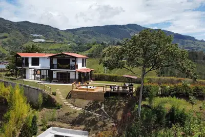 Image de Altavista house: Spacious 5-bedroom with Lakeview, Jacuzzi & WiFi in Guatape