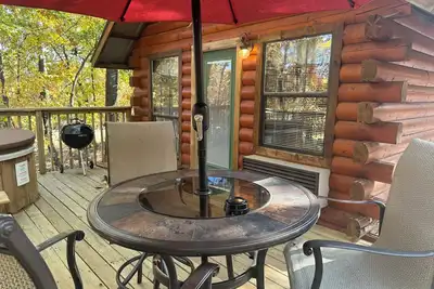 Image de 5 Elk Lodge Romantic Log Cabin in the woods. Hot Tub & Wood Burning Fire Place.