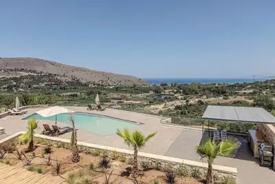 Image de Private Large Pool*Bbq*Playground*Lake & Sea view*5 bedrooms & 5 bathrooms