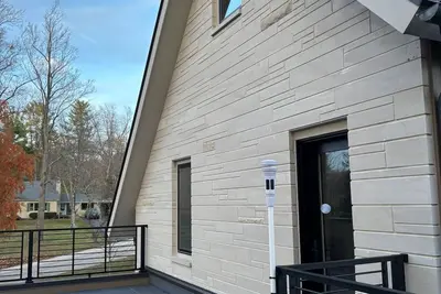 Image de Lux Loft Plus Near Iu | Piano, Games Loft, Ev Charger, Private Entry | 1 Br·Bath