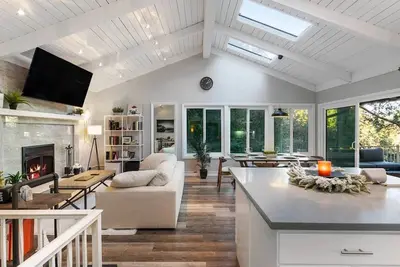 Image de Modern Lake Home near Arrowheads, 3-bedroom house with Hot Tub in Crestline