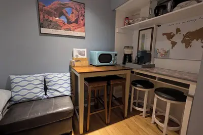 Image de Entire place with private entrance close to city bus and free parking