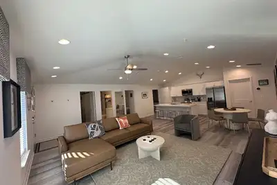 Image de 4 min to Wec, Crownwood Modern, New 3bd 2ba cozy townhome close to Fast