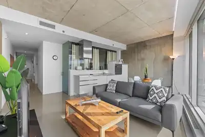 Image de Vibrant 2br- Near Old Montreal w/Hot tub