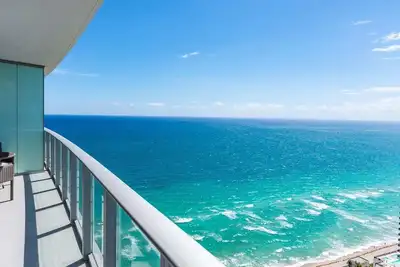 Image de Breathtaking 1-bedroom unit at Lyfe Resort, where luxury meets serenity