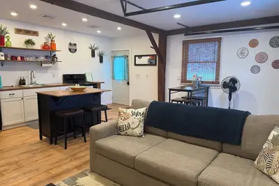 Image de Charming 1-bedroom apartment in Greene for up to 4 guests, family & dog friendly