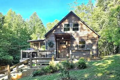 Image de Charming rustic cabin with a loft, fire pit and creek in enchanting Dahlonega