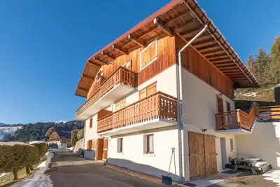 Appartement \"Le Rouge-Gorge\" avec vue sur les montagnes, terrasse privée et Wi-Fi