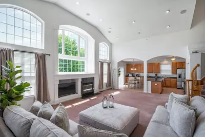 Image de New! Spacious Home 6bd/3bth - Sleeps 16! in Hoffman Estates!