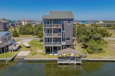 Image de Spacious, newly remodeled, canal front home located in Avon, Nc.