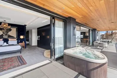 Image de Exclusive Urban Apartment, Entire Floor, Hot Tub