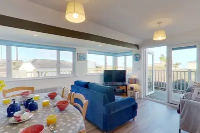 Image de Completely refurbished and offers a bright and airy space, with a wonderful wrap around deck