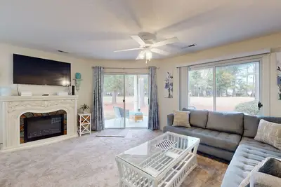 Image de Coastal Condo with golf on-site, shared pool and fitness center