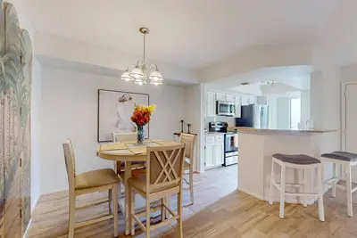 Image de First floor condo with pool/hot tub, private yard, central location